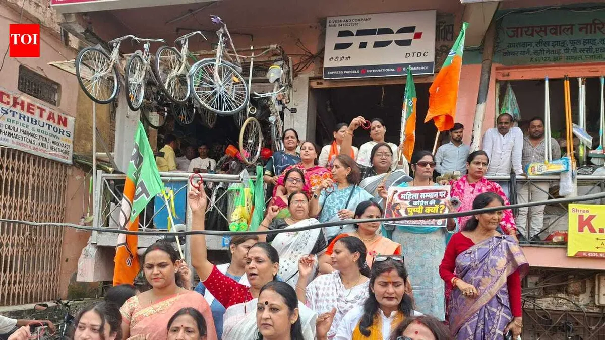 BJP Mahila Morcha gheraos Congress office in Varanasi