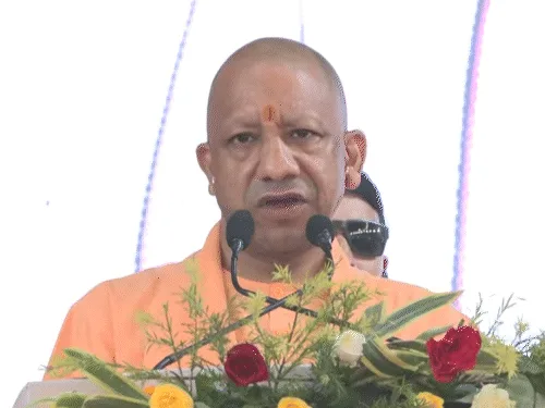 वाराणसी में सफाईकर्मियों पर पुष्पवर्षा करेंगे CM योगी: 100 से अधिक कर्मियों का होगा सम्मान, घाटों की सफाई औ...