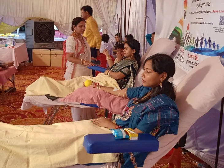 काशी बंगाली स्वर्ण शिल्पी ट्रस्ट ने लगाया रक्तदान कैंप: युवाओं और महिलाओं ने बढ़-चढ़कर हिस्सा लिया, कुल 65 ...
