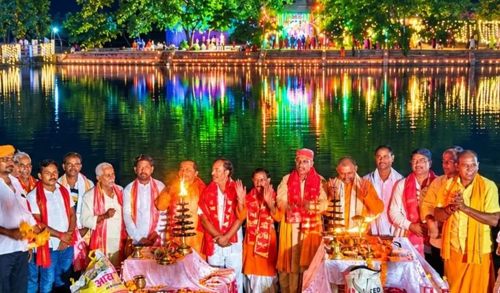 लोधास पोखरा पर बनारस की तर्ज पर हुई महाआरती, भक्तिमय हुआ माहौल