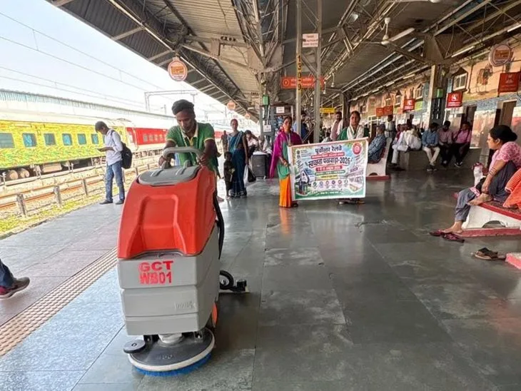 वाराणसी मंडल में स्वच्छता पखवाड़े के तहत चला सफाई अभियान: स्टेशनों, यार्ड और पटरियों की सफाई; यात्रियों को ...