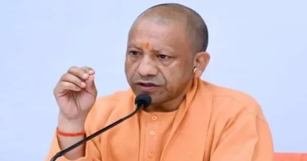 बनारस के दौरे पर सीएम योगी, कहा- स्वच्छता कर्मियों का नहीं कटेगा वेतन