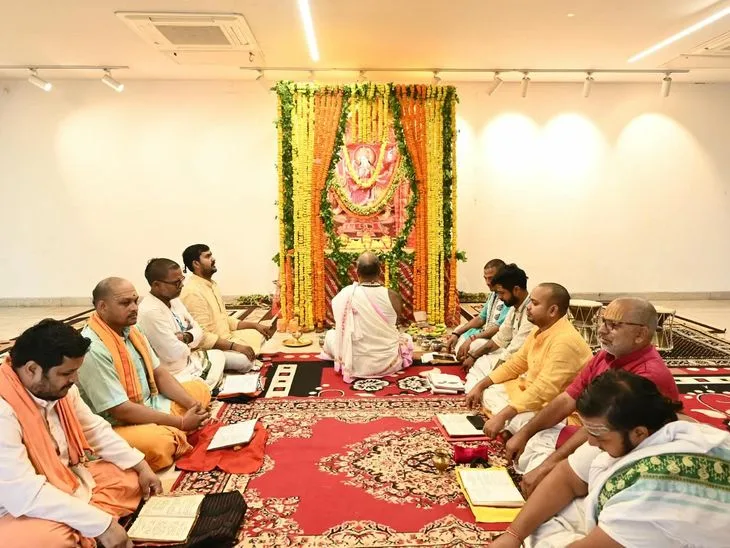 काशी विश्वनाथ धाम में शक्ति आराधना: अष्टमी पर गूंजे वैदिक मंत्र, मां विशालाक्षी को अर्पित की श्रृंगार सामग्री