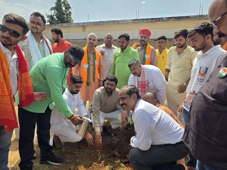 कलवारी में प्रधानमंत्री जनकल्याण योजना का सेवा संकल्प अभियान: बडनगर से काशी तक निकली बाइक यात्रा, सरकारी यो...