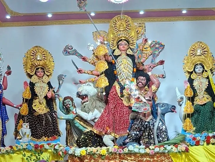 एरई में हजारों दीपों से जगमगाया मां दुर्गा का दरबार: बनारस की गंगा आरती की तर्ज पर पहली बार भव्य आरती हुई, ...