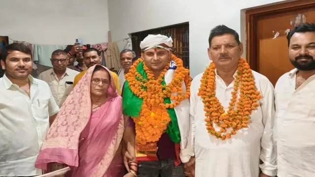 वाराणसी में सीआरपीएफ में असिस्टेंट कमांडेंट बनने पर गांव में हुआ स्वागत, खुशी का माहौल