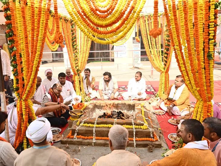 काशी विश्वनाथ धाम में महानवमी पर हवन-पूजन और कन्या पूजन: माँ विशालाक्षी को श्रृंगार सामग्री अर्पित, वैदिक म...