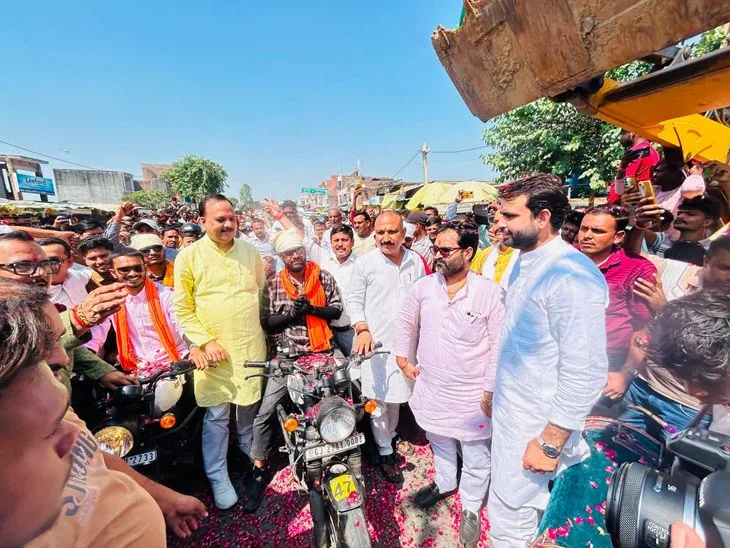 सेवा संकल्प यात्रा का सवायजपुर में स्वागत: बड़नगर से बनारस जा रही यात्रा में विधायक, जिलाध्यक्ष समेत कई भाज...