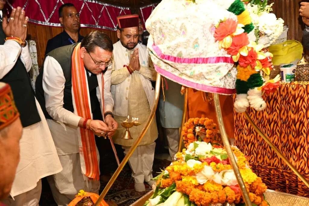 पीएम मोदी के सार्वजनिक जीवन के 25 वर्ष पूरे, सीएम धामी ने काशी विश्वनाथ में की विशेष पूजा