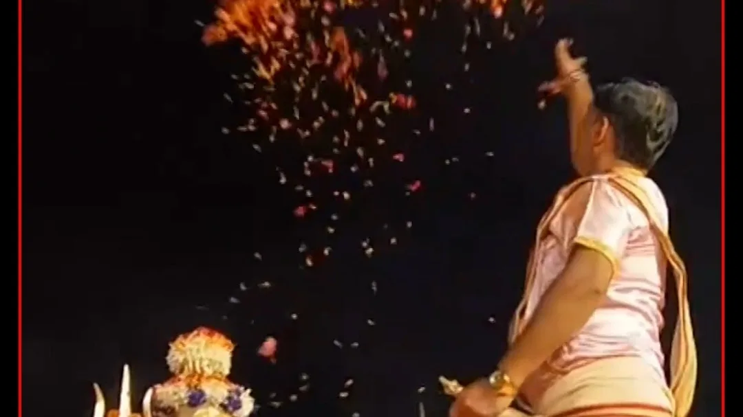 Varanasi के दशाश्वमेध घाट पर 64 दिनों बाद फिर गूंजा महाआरती का शंखनाद, श्रद्धालुओं से फिर गुलजार हुआ घाट