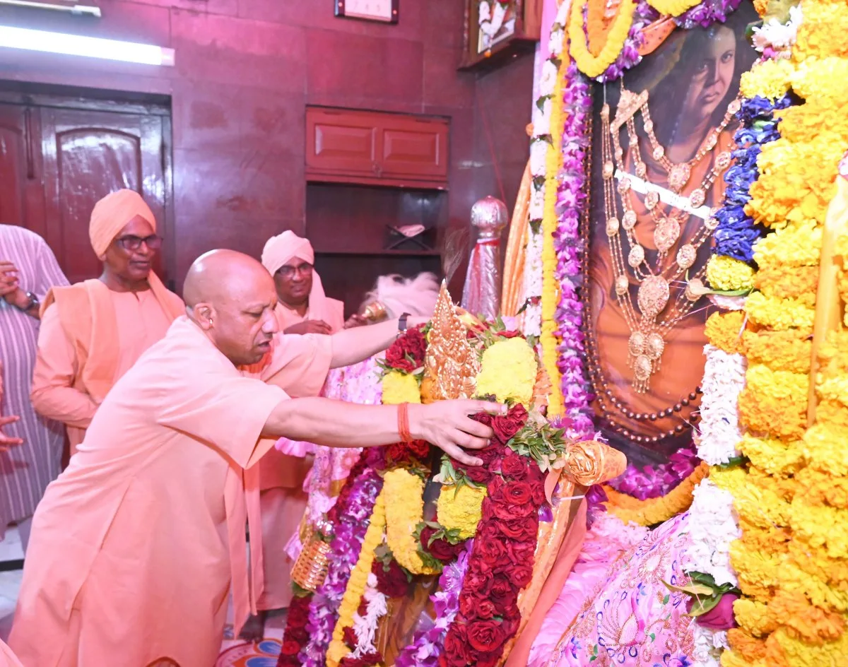 Yogi Hails BSS’s Hindutva Mission & Services at Varanasi Durga Puja Centenary.