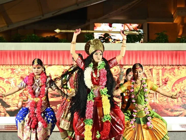 काशी विश्वनाथ धाम में सांस्कृतिक संध्या: गायन और नृत्य से भक्तिमय हुआ माहौल, महिषासुरमर्दिनी डांस ग्रुप की ...