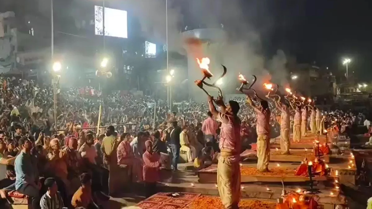 वाराणसी: 64 दिन बाद दशाश्वमेध घाट पर लौटी गंगा आरती, काशी में फिर दिखा अद्भुत नजारा- VIDEO